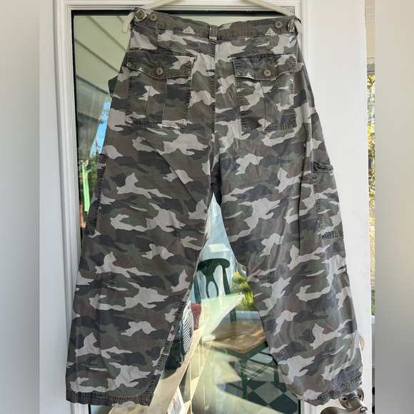 American Eagle Outfitters Women’s Camo Cargo Pants 12 - Picture 2 of 4